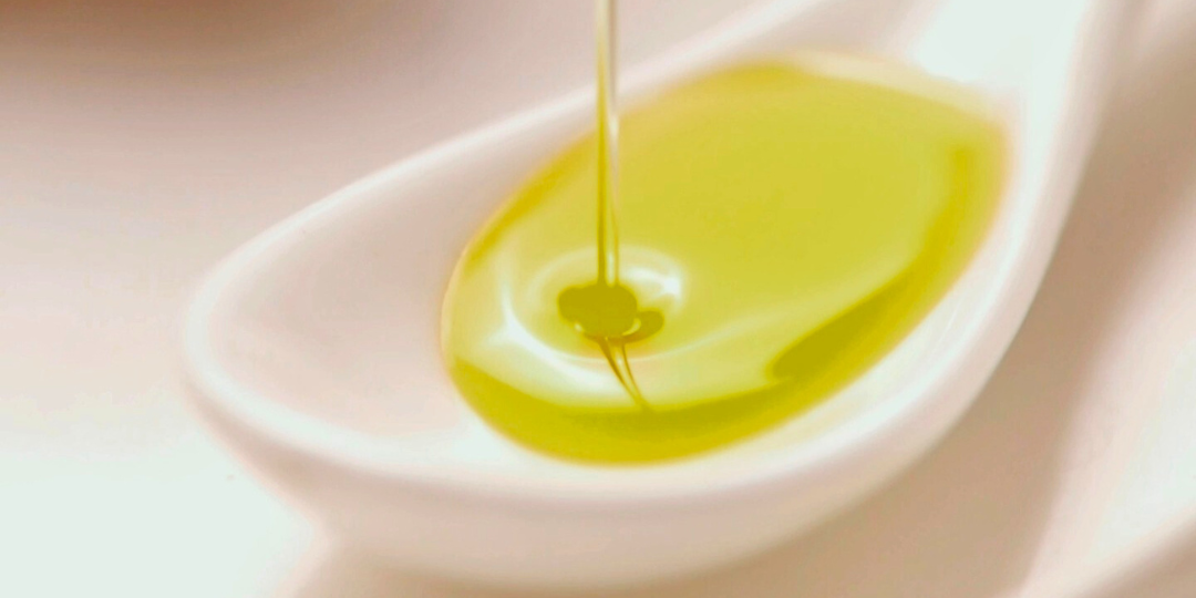 A "phenolic shot" of PJ Kabos (1100 mg/kg) high quality extra virgin olive oil on a spoon.